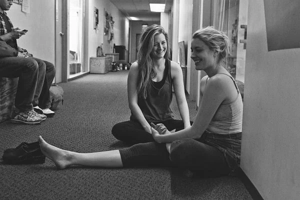 Justine Lupe i Greta Gerwig w filmie "Frances Ha"