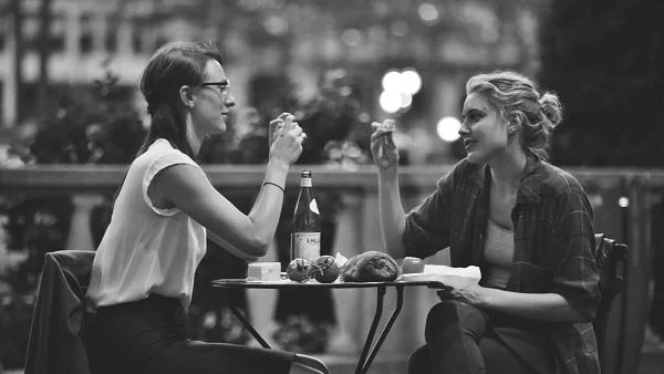 Mickey Sumner i Greta Gerwig w filmie "Frances Ha"