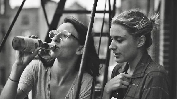 Mickey Sumner i Greta Gerwig w filmie "Frances Ha"