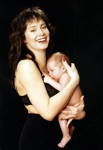 "Wszystko jedno, łysy, gruby, mały, bez zębów... Jeśli moje dzieci będą szczęśliwe ze swojego wyboru, to ja też. Jest tylko jeden warunek - mężowie moich córek muszą być uczciwi i dobrzy dla nich. Pewnie, że wolałabym, żeby byli mądrzy, przystojni i bogaci. Ale nie można mieć wszystkiego" - mówiła po narodzinach swych córeczek. Starsza - Anna (22 l.)- studiuje zarządzanie; młodsza - Katarzyna (16 l.) uczy się w gimnazjum oraz tańczy modern jazz u Agustina Egurroli.