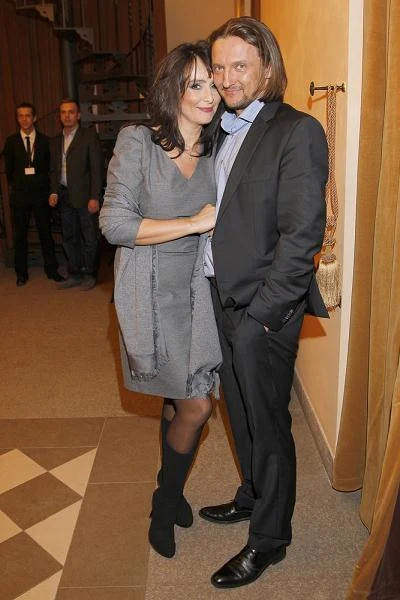 Jej obecnym partnerem jest Paweł Pigoń, z którym aktorka ma synka Jana. "Bardzo sobie cenię człowieka w człowieku. Nie chcę, żeby to jakoś źle zabrzmiało, ale Paweł jest prostolinijnie normalny. To zwykły, fajny facet, który jak trzeba to pomoże, zapłacze, a nawet... zatańczy. Poza tym ma bardzo dobre serce. Mogę na niego liczyć" - powiedziała aktorka o swym ukochanym.