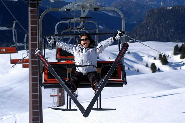 Anna Korcz jest założycielką fundacji Stop Przemocy - o Godność Człowieka propagującą Trening Zastępowania Agresji. Wolny czas lubi spędzać aktywnie: pływając, jeżdżąc na nartach lub grając w tenisa.