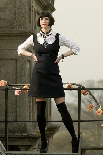 Na dużym ekranie Gemma zadebiutowała główną rolą w komedii "Dziewczyny z St. Trinian", której akcja toczy się w tytułowej szkole, w której pani dyrektor usiłuje wprowadzić surową dyscyplinę. Uczennice są jednak wyjątkowo niepokorne. Gdy los szkoły staje pod znakiem zapytania, z powodu zalegających długów, uczennice postanawiają pomóc. Obmyślają plan kradzieży cennego obrazu, aby potem zgarnąć nagrodę za jego odnalezienie. Film był jednym z najbardziej dochodowych brytyjskich filmów niezależnych ostatniej dekady. Ta rola pozwoliła Arterton na pokazanie swoich umiejętności i umocnienia swojej pozycji wśród wschodzących gwiazd brytyjskiego kina.