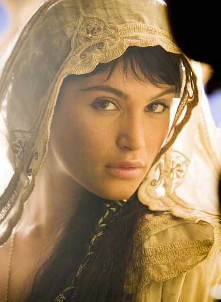 Kto by odrzucił rolę u boku Jake'a Gyllenhaala i Sir Bena Kinglsey'a? Na pewno nie osoba, która poważnie myśli o podniesieniu swojego statusu w Hollywood. Tamina, którą gra Gemma, jest bohaterką, która udowadnia, że ma to, czego potrzebuje każdy film Jerry'ego Bruckheimera - urodę i siłę. Film opowiada o Dastanie, przybranym synu króla Persji, który zostaje wrobiony w morderstwo swojego ojca. Wraz z niepokorną księżniczką Taminą wyrusza w podróż, aby dowieść swojej niewinności.