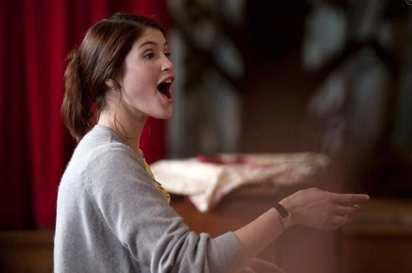 W komediodramacie "Song for Marion", w którym Arterton partnerują na ekranie takie tuzy brytyjskiego aktorstwa, jak Terrence Stamp i Vanessa Redgrave, była dziewczyna Bonda wcieliła się w postać dyregentki chóru, pracującej z  ciężko chorymi pacjentami. W terapeutycznym repertuarze znalazły się m.in. pieprzne kawałki w stylu "Let's talk about sex" grupy Salt'n'Pepa.