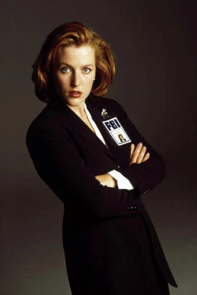 Prawdziwy przełom w życiu Anderson nastąpił jednak w momencie powierzenia jej roli Dany Scully w serialu "Z Archiwum X". Co ciekawe, żeby ją otrzymać, Gillian musiała się nieco... postarzyć - sfałszowała więc (o trzy lata) swoją datę urodzenia. Miała przecież grać bohaterkę z tytułem doktorskim, a niewielu 24-latków (bo tyle lat miała wówczas) może poszczycić się takim osiągnięciem. Okazało się to jednak niepotrzebne, ponieważ twórca serialu - Chris Carter, kiedy tylko ją ujrzał, wiedział, że będzie doskonała jako agentka FBI.