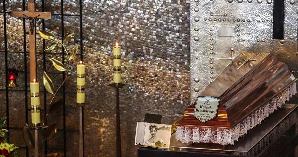 Dzień przed śmiercią aktorki Telewizja Polska wyemitowała odcinek serialu "07 zgłoś się" ("Bilet do Frankfurtu"), w którym Lidia Korsakówna zagrała jedną z ról. Dzień przed śmiercią aktorki Telewizja Polska wyemitowała odcinek serialu "07 zgłoś się" ("Bilet do Frankfurtu"), w którym Lidia Korsakówna zagrała jedną z ról.