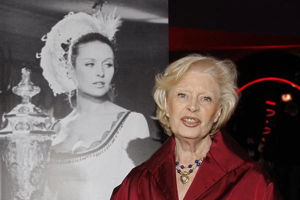 "Hrabianka polskiego kina" - Beata Tyszkiewicz - obchodzi w środę, 14 sieprnia, 75. urodziny! Jest prawdziwą hrabianką, z krwi i kości, która urodziła się w pałacu w Wilanowie. W trakcie swej aktorskiej kariery występowała u tak znakomitych reżyserów, jak:  Andrzej Wajda, Tadeusz Konwicki, Wojciech Jerzy Has, Marta Mészáros, Claude Lelouch, czy  Costa-Gavras.