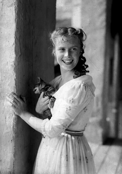 Przygodę z aktorstwem zaczęła jeszcze w liceum. To tam wypatrzył ją asystent Antoniego Bohdziewicza, który szukał kandydatki do roli Klary w "Zemście" (na zdjęciu). Zagrała i... postanowiła zostać aktorką. Zdała na Akademię Teatralną. Ale już w pierwszym roku ją wyrzucono, bo... podczas jednego z przedstawień usiadła na kolanach znajomego mamy, Jana Kotta. - Zobaczył to rektor i to był mój koniec studiowania - wspomina aktorka.