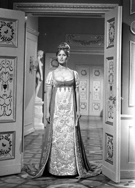 Ale - jak się okazało - właśnie to był początek jej prawdziwej przygody z aktorstwem. Jej uroda, arystokratyczne pochodzenie i dystyngowane zachowanie sprawiało, że reżyserzy proponowali jej role kostiumowe (na zdjęciu - w "Popiołach" Andrzeja Wajdy). Dzięki tym kreacjom wszyscy mówili o niej "dama".