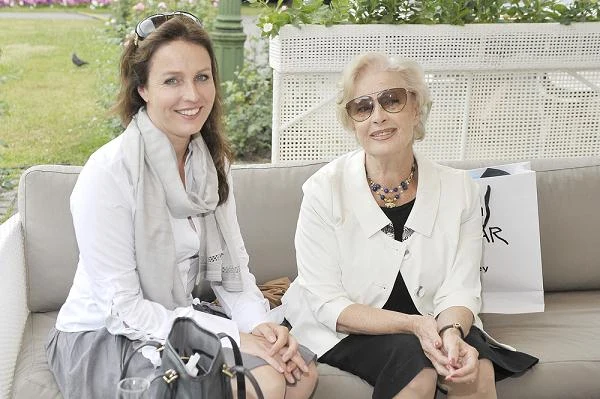 Jej pierwszym mężem był Andrzej Wajda. Poznali się na planie "Popiołów". - Był już znanym reżyserem, ale dla mnie był po prostu Jędrkiem - wspomina. Żyli w rozjazdach. Pisali do siebie listy przepełnione miłością i tęsknotą. Mają wspólną córkę Karolinę (na zdjęciu), ale ich małżeństwo nie przetrwało. - Czułam się samotna. Koniec przychodził powoli. Teraz widzę, że nie dorosłam do takiego związku, nie wiedziałam, czego oczekuję od życia... Andrzej był zbyt dobry, a ja nie potrafiłam tego docenić - wspomina po latach.