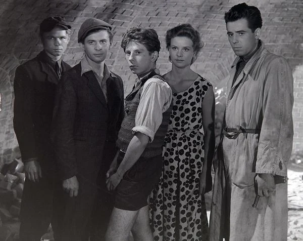 W 1954 roku, w wieku 21 lat, wystąpił jako aktor w filmie"Pokolenie" Andrzeja Wajdy. W późniejszych latach zagrał m.in. w trzech innych filmach Wajdy - "Lotnej" (1959), "Niewinnych czarodziejach" (1960) i "Zemście" (2002), a także w "Do widzenia, do jutra..." Janusza Morgensterna (1960) i w "Zezowatym szczęściu" Andrzeja Munka (1960).