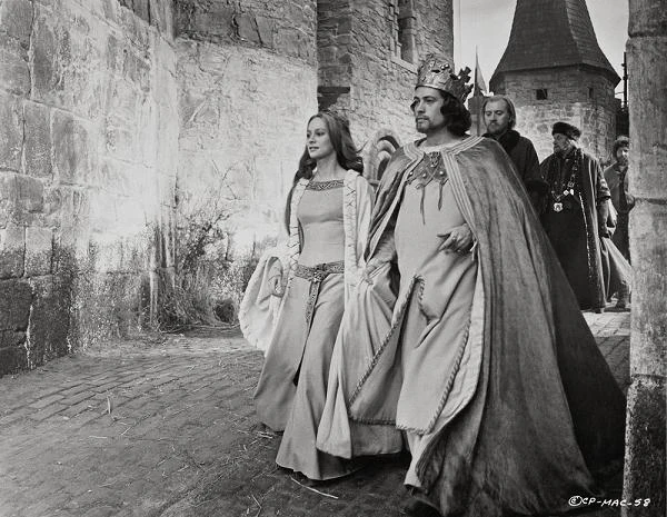 "'Tragedię Makbeta' Roman Polański zaczął kręcić w 1970 r., rok po utracie żony Sharon Tate, którą zamordowała"'Tragedię Makbeta' Roman Polański zaczął kręcić w 1970 r., rok po utracie żony Sharon Tate, którą zamordowała banda Mansona. Dlatego krytycy szukali w filmie śladów osobistej tragedii reżysera. Z tym że Polański - jak przyznaje w swojej autobiograficznej książce 'Roman' - od wczesnych krakowskich lat pragnął wyreżyserować którąś ze sztuk Szekspira" - pisał na łamach "Polityki" Marek Sobczak. Polski reżyser przesunął jednak akcenty w znanym dramacie. "Makbet i jego żona nie mieli być, jak chciała teatralna tradycja, napiętnowaną przeznaczeniem parą w średnim wieku. Bohaterowie Polańskiego mieli być młodym małżeństwem, które jest w stanie podjąć każde wyzwanie, lecz zarazem odkrywa mroczną stronę własnej natury" - dodał Sobczak. W tytułową rolę wcielił się Jon Finch, jego partnerką została Francesca Annis.