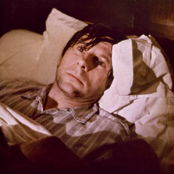 Swój kolejny film - "Lokator" - Polański zrealizował wkrótce po otrzymaniu francuskiego obywatelstwa. W wywiadach przyznawał, że wyjątkowo długa i żmudna to procedura i że podróżując tak wiele po świecie, pracując w Wielkiej Brytanii, USA i Włoszech, nigdy nie zetknął się z nacją bardziej "nieprzenikalną" dla emigrantów i przyjezdnych niż Francuzi. Dlatego tak bliski był mu temat wyobcowania i samotności emigranta, który znalazł się w otoczeniu ogarniętych maniakalną ksenofobią drobnomieszczan. Jego film, ekranizacja powieści Rolanda Topora, grafika i pisarza polskiego pochodzenia, jest znakomitą ilustracją Sartrowskiego stwierdzenia "Piekło to inni". Wątek osamotnienia i zaszczucia połączył Polański z drogim mu tematem psychicznego niezrównoważenia, dając - podobnie jak we "Wstręcie" - przejmujące studium schizofrenii - czytamy na stronach Internetowej Bazy Filmu Polskiego.