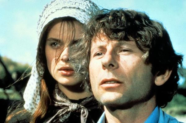 Problemy z prawem w USA (artysta został oskarżony o gwałt na 13-latce) utrudniły rozwój kariery Polańskiego w Europie i jednoznacznie zaprzepaściły szanse na sukces w Hollywood. Reżyser stracił dobre imię i pracę. Ponownie znalazł się na językach w 1979 roku dzięki obrazowi "Tess". Jednak opinię publiczną najbardziej interesował wtedy nie kunszt reżyserski, a wciąż pamiętany skandal w USA oraz nowy romans Polańskiego z grającą w "Tess" Nastassją Kinski. On miał lat 45, ona zaledwie 18.