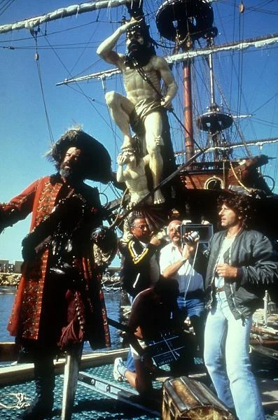 W 1986 roku Polański zrealizował przygodowy film "Piraci" opowiadający o przygodach angielskiego pirata Thomasa Bartholomewa Robertsa o przydomku "Red" (Walter Mathau) i jego pomocnika, majtka Żaby.  Zbudowany specjalnie do filmu galeon Neptun trafił do księgi Rekordów Guinnessa jako najdroższy pojedynczy rekwizyt użyty w filmie.