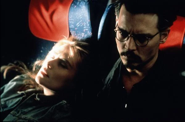 Źródłem inspiracji przy kolejnym obrazie Polańskiego - "Dziewiątych wrotach" (2000) - była powieść Arturo Pereza-Reverte "Klub Dumas". Opowieść o pozbawionym skrupułów bibliofilu tropiącym demoniczną księgę zafascynowała Polańskiego, który mówi: "Książka Pereza-Reverte bardzo przypadła mi do gustu. Diabły, wampiry i tym podobne to wymarzeni bohaterowie." Już podczas lektury Polański zdecydował, by główną rolę w filmie powierzyć Johnny'emu Deppowi: "Czytając książkę siłą rzeczy wyobrażamy sobie jej bohaterów. Szybko zdałem sobie sprawę, że bohater 'Klubu Dumas' do złudzenia przypomina Johnny'ego, ma jego uśmiech, urok osobisty i nieco szelmowską naturę". Gwiazdorowi partnerowała na ekranie Emmanuelle Seigner. Reżyser podkreślał, że celem "Dziewiątych wrót" było przede wszystkim dostarczyć widzowi rozrywki: "Chciałem opowiedzieć ciekawą historię, stworzyć pełną napięcia atmosferę, a nie filozofować".