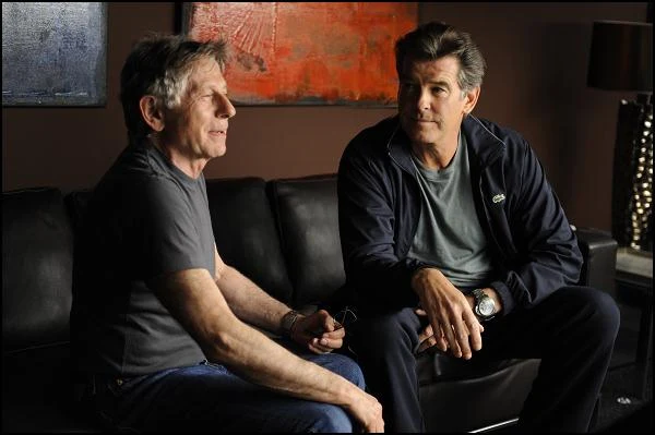 "Autor widmo" (2010) opowiadał o byłym premierze Wielkiej Brytanii Adamie Langu (Pierce Brosnan), który zleca napisanie swoich wspomnień, za które ma otrzymać 10 milionów dolarów, partyjnemu działaczowi Michaelowi McArze. Przed zakończeniem pracy McAra ginie w zagadkowych okolicznościach. Do dokończenia autobiografii Lang zatrudnia więc profesjonalnego "ghostwritera" (Ewan McGregor). "Autor widmo" był powrotem Polańskiego do wielkiej formy, artysta otrzymał w Berlinie Srebrnego Niedźwiedzia za najlepszą reżyserię, film triumował również podczas wręczenia Europejskich Nagród Filmowych.