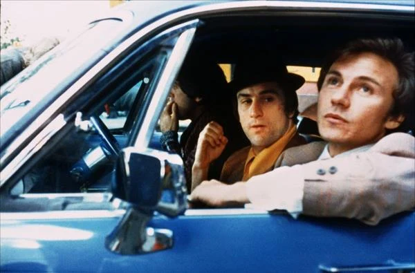 Pierwsza duża rola artysty i jednocześnie początek jego wieloletniej współpracy z Martinem Scorsese. W "Ulicach nędzy" (1973) De Niro stworzył niezapomnianą kreację Johnny'ego Boya - drobnego kanciarza w podstępnym świecie wielkich przekrętów i pieniędzy, za którą Stowarzyszenie Nowojorskich Krytyków wyróżniło go nagrodą dla najlepszego aktora drugoplanowego.