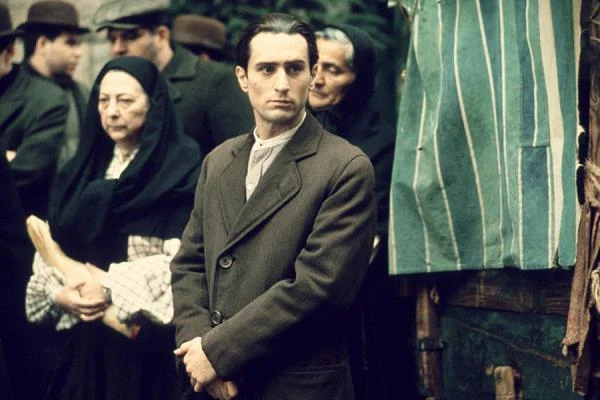 Kolejna drugoplanowa rola De Niro - tym razem wyróżniona najważniejszą w świecie filmowym nagrodą, czyli Oscarem (to była pierwsza nominacja aktora). W "Ojcu chrzestnym II" (1976) Francis Ford Coppola ponownie współpracuje z pisarzem Mario Puzo, ukazując losy dwóch pokoleń rodu Corleone w bezwzględnym dążeniu do władzy. Reżyser podzielił swój film na dwie części i to właśnie w pierwszej z nich, stanowiącej swoisty prequel, pojawia się De Niro, bezbłędnie wcielając się w młodego Don Vito (starego, w pierwszej odsłonie serii, zagrał oczywiście Marlon Brando).