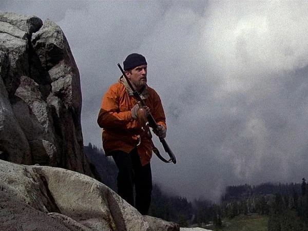 De Niro znów jako weteran wojenny. W "Łowcy jeleni" (1978) Michaela Cimino aktor wciela się w pracownika huty żelaza, który wraz z dwoma przyjaciółmi (Christopher Walken, John Savage) zaciąga się, a następnie zostaje wzięty do niewoli. Żołnierze Vietcongu zmuszają całą trójkę, a także pozostałych jeńców, do gry w rosyjską ruletkę...