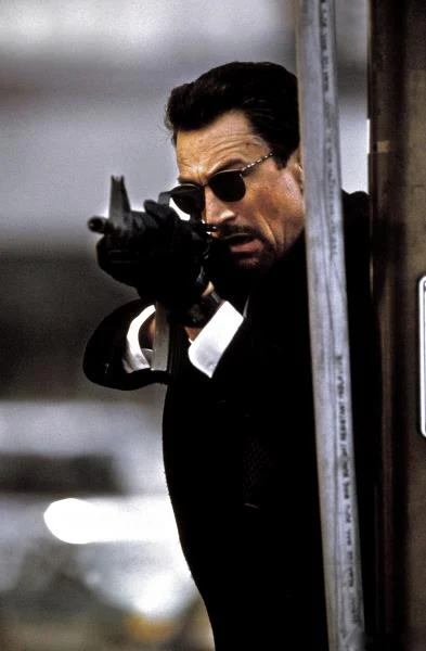 "Gorączka" (1995) Michaela Manna, czyli jedno z najwybitniejszych ekranowych starć w historii kina. Grany przez De Niro Neil McCauley to niepospolity, perfekcyjny i niezwykle zuchwały przestępca. Vincent Hanna (Al Pacino) to natomiast genialny gliniarz z wydziału zabójstw. Obaj staną do pojedynku na siłę, przebiegłość i intelekt.