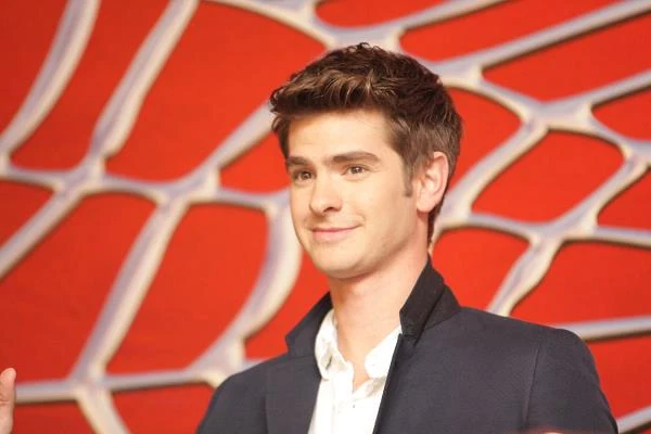 Andrew Garfield jest jednym z najzdolniejszych aktorów młodego pokolenia. Znakomicie sprawdza się zarówno w niezależnych, ambitnych produkcjach ("Chłopiec A", "Parnassus"), jak i w repertuarze typowo komercyjnym ("Kochanice króla", "The Social Network"). Do aktorskiej elity i na czołowki gazet trafił w zeszłym roku - za sprawą tytułowej roli w nowej odsłonie serii o człowieku-pająku ("Niesamowity Spider-Man").