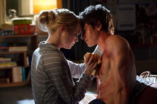 Ekranowy romans pomiędzy Peterem Parkerem a Gwen Stacy był jedną z najmocniejszych stron filmu. Chemia pomiędzy odtwórcami głównych ról była niezaprzeczalna i... przeniosła się także na ich życie prywatne. W efekcie w krótkim czasie Garfield i Emma Stone zostali parą.