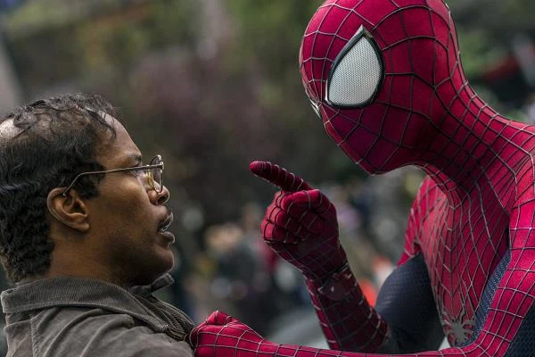 Znakomity film uświetniony komercyjnym sukcesem przyczyniły się do podpisania umowy z Garfieldem w sprawie kontynuacji "Niesamowitego Spider-Mana". Sequel wejdzie na ekrany kin w kwietniu przyszłego roku, a w jednego z rywali tytułowego bohatera wcieli się w nim Jamie Foxx (Elektro).