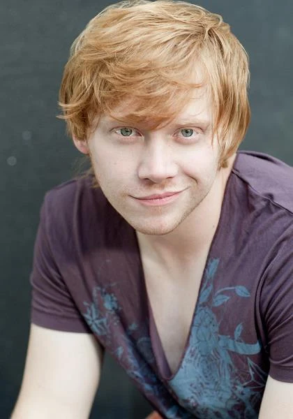 Co ciekawe, w odróżnieniu od wielu innych młodych aktorów, rodzina Grinta nie jest w żaden sposób związana z szeroko pojętym światem sztuki. Jego ojciec - Nigel jest sprzedawcą, a matka - Jo zajmuje się domem. Aktorskiego bakcyla Rupert złapał w szkole podstawowej, gdzie zaczął chodzić na kółko dramatyczne. Występował wtedy m.in. w takich przedstawianiach, jak "Annie" czy "Grimm Tales", a także miał okazję zagrać w "Piotrusiu Panu".