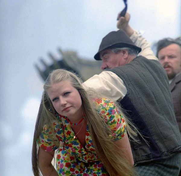 Tuż po roli w "Ziemi obiecanej" Dykiel trafiła na plan filmu "Awans" w reżyserii Janusza Zaorskiego. Żartobliwa opowieść o obyczajowych i cywilizacyjnych przemianach polskiej wsi z początku lat siedemdziesiątych według powieści Edwarda Redlińskiego ("Konopielka") ponownie dała Dykiel możliwość wcielenia się w "wiejską dziołchę".