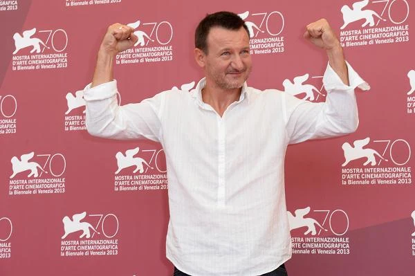"Wyobraziłem sobie, że do komunistycznej Polski przyjeżdża znana dziennikarka, która rozmawiała z najważniejszymi politykami na świecie. Pewnie niewiele wie o tym, co się dzieje w takim kraju. Jest z zupełnie innego świata. Jak miałem, jako Lech, opowiedzieć jej o tym, czym jest komunizm? Przyjąłem opcję, że trzeba jej precyzyjnie wyjaśnić, o co chodzi, bo mam do czynienia z inteligentną kobietą, która nie zadaje pytań, jakie padają z ust dziennikarzy z tabloidów, ale uporczywie drąży temat. Wałęsa musiał od razu znaleźć sposób, żeby ustawić taką rozmowę na właściwym poziomie. Potrzebna mu była pewna determinacja, odwaga i zdecydowanie" - powiedział wcielający się w Wałęsę Robert Więckiewicz - fot. Ian Gavan "Wyobraziłem sobie, że do komunistycznej Polski przyjeżdża znana dziennikarka, która rozmawiała z najważniejszymi politykami na świecie. Pewnie niewiele wie o tym, co się dzieje w takim kraju. Jest z zupełnie innego świata. Jak miałem, jako Lech, opowiedzieć jej o tym, czym jest komunizm? Przyjąłem opcję, że trzeba jej precyzyjnie wyjaśnić, o co chodzi, bo mam do czynienia z inteligentną kobietą, która nie zadaje pytań, jakie padają z ust dziennikarzy z tabloidów, ale uporczywie drąży temat. Wałęsa musiał od razu znaleźć sposób, żeby ustawić taką rozmowę na właściwym poziomie. Potrzebna mu była pewna determinacja, odwaga i zdecydowanie" - powiedział wcielający się w Wałęsę Robert Więckiewicz - fot. Ian Gavan