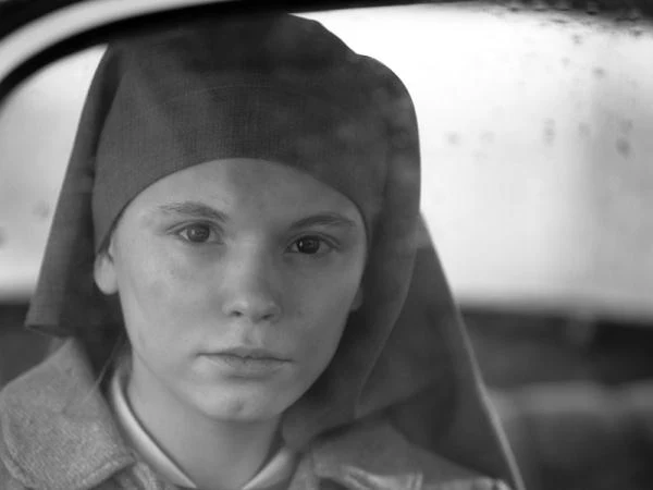 To wielki dzień dla twórców filmu "Ida" i całego polskiego kina! "Ida" otrzymała Europejską Nagrodę Filmową w kategoriach: najlepszy film, reżyseria, scenariusz oraz zdjęcia. Produkcji Pawła Pawlikowskiego swą nagrodę - People's Choice Award - przyznała również europejska publiczność. "To fantastyczny wieczór dla Polski" - powiedział Paweł Pawlikowski odbierając nagrodę. Ceremonia wręczenia tych prestiżowych wyróżnień odbyła się w sobotę, 13 grudnia, w Rydze. Na zdjęciu Agata Trzebuchowska w filmie "Ida"