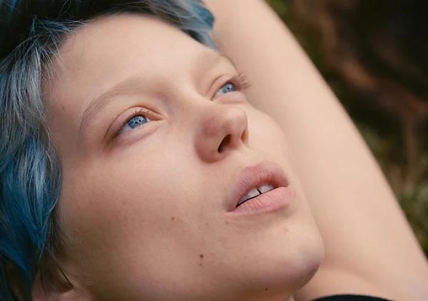 "Życie Adeli" było szeroko dyskutowane na festiwalu w Cannes, także za sprawą jednych z najśmielszych i nieudawanych scen erotycznych w historii kina. "Przy nich momenty z "Ostatniego tanga w Paryżu" wyglądają na sztywne i staroświeckie" - pisali krytycy, doceniając jednocześnie ich szczerość i piękno.

Skandal wybuchł, gdy film skrytykowała autorka komiksu, na podstawie którego powstało "Życie Adeli". Julie Maroh określiła sceny erotyczne między dwiema bohaterkami "nieprawdziwymi, nieprzekonującymi i pornograficznymi. 