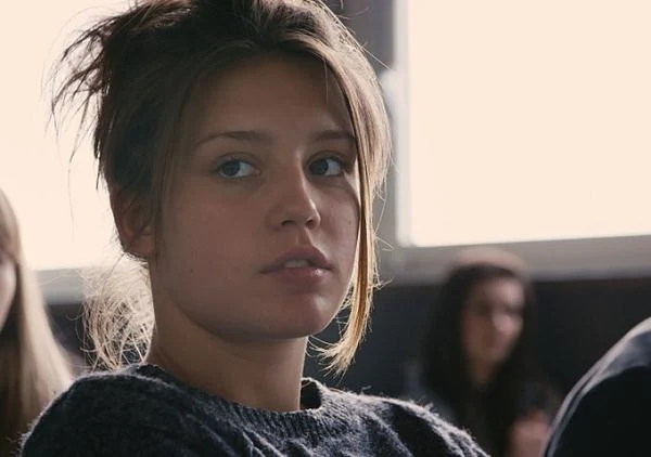 Przewodniczący tegorocznego jury, Steven Spielberg, wyróżnił nie tylko reżysera, ale i dwie młode aktorki - Adele Exarchopoulos i Lee Seydoux - występujące w głównych rolach. Spielberg, Ang Lee, Cristian Mungiu, Nicole Kidman oraz pozostali członkowie jury zwrócili uwagę na wielką emocjonalną siłę filmu, który w absolutnie uniwersalny i nowoczesny sposób ukazuje współczesną historię wielkiej miłości rozgrywającej się na przestrzeni wielu lat.
