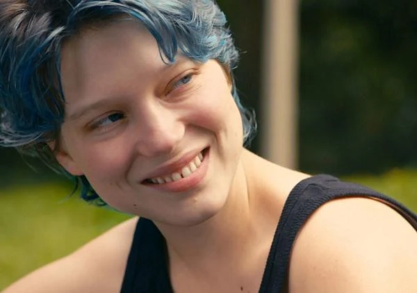 "Życie Adeli: Rozdział 1 i 2" zaczyna się, kiedy tytułowa bohaterka ma 15 lat i jest w liceum. Przeżywa pierwsze zauroczenie, pierwszy seks, miłosne rozczarowanie. Jedna rzecz nie ulega dla niej wątpliwości: dziewczyny chodzą z chłopakami. Jej życie zmienia się jednak na zawsze, gdy pewnego razu spotyka Emmę, młodą kobietę o niebieskich włosach. To właśnie dzięki niej Adela odkryje swoje pragnienia i kobietę w sobie. Na oczach widzów Adela dojrzewa, poszukuje swojej życiowej drogi, gubi ją i znowu odnajduje...