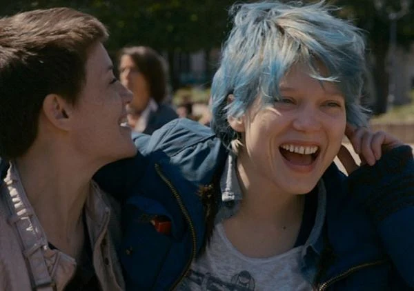 Główne aktorki filmu - Adele Exarchopoulos i Lea Seydoux - zdradziły w jednym z wywiadów, że reżyser terroryzował je na planie zdjęciowym. Zapowiedziały też, że nie wystąpią już w żadnym jego filmie.

