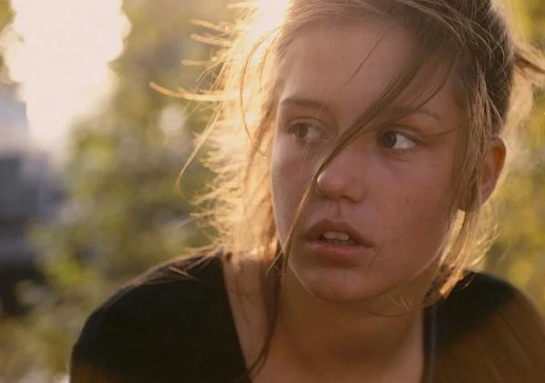 W wywiadzie dla amerykańskiego portalu "The Daily Beast" 19-letnia Adele Exarchopoulos i 28-letnia Lea Seydoux stwierdziły, że francusko-tunezyjski reżyser Abdellatif Kechiche wpadał na planie w gniew, niszczył sprzęt filmowy i kazał im posuwać się jak najdalej w seksie i scenach z przemocą.
