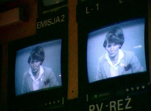 Bożena Walter urodziła się 22 września 1938 roku w Krakowie. Jej ojciec zginął w Katyniu.  Ukończyła Wydział Filologii Orientalnej na Uniwersytecie Jagiellońskim. Jest również absolwentką zaocznego Wyższego Studium Zawodowego Realizacji Telewizyjnej Programów Dziennikarskich PWSFTviT w Łodzi. Pracę w Telewizji Polskiej rozpoczęła w latach 70. XX wieku - najpierw w programie rozrywkowym "Telewizyjny Ekran Młodych". Następnie była zarówno współprowadzącą, jak i współautorką popularnego bloku programowego "Studio 2". Zagrała również spikerkę telewizyjną w "Przygodach psa cywila", "Anatomii miłości", zagrała także w dwóch odcinkach "07 zgłoś się".