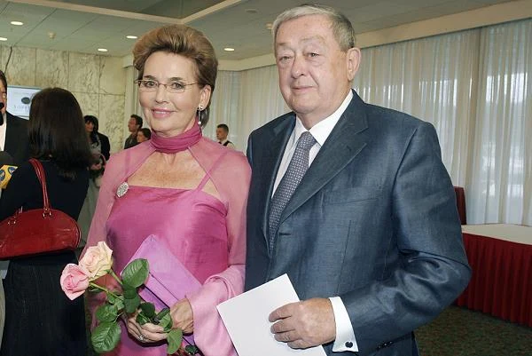 Bożena i Mariusz Walter to jedno z najsłynniejszych małżeństw polskiej telewizji. Przed laty ten związek budził zdziwienie kolegów... Do pani Bożeny wzdychali nie tylko telewidzowie, ale i redakcyjni koledzy. Znana jest anegdoty o tym, jak w telewizyjnej kawiarni "Kaprys" wszyscy mężczyźni oglądali się za atrakcyjną spikerką. "Wszyscy się zastanawiali, jak 'Grubemu', bo wtedy tak nazywaliśmy Mariusza, udało się poderwać piękną Bożenkę" - wspomina po latach Tadeusz Sznuk, gospodarz "Studia 2" i teleturnieju "Jeden z dziesięciu". "Wiedziałam, że można na niego liczyć w każdej sytuacji. A ja tego właśnie potrzebowałam" - wspomina pani Walter.