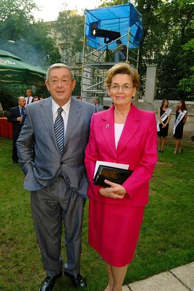 Spotkali się ponad 40 lat temu na schodach przed radiem w Katowicach. "Trafiłam na wspaniałego człowieka, który zawsze wiedział, jak postępować. Jego intuicja jest niesamowita. Na wszystkim się zna i nie jest to żadna poza" - powiedziała kiedyś Bożena Walter w rozmowie z Krystyną Pytlakowską.