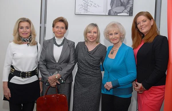 Bożena Walter jest jedną z bohaterek książki "Prezenterki", która ukazała sie w 2012 roku. W ekskluzywnych wywiadach Edyta Wojtczak, Krystyna Loska, Bogumiła Wander, Katarzyna Dowbor i właśnie Bożena Walter opowiadają o swej pracy w telewizji i życiu prywatnym. / fot. Marek Ulatowski