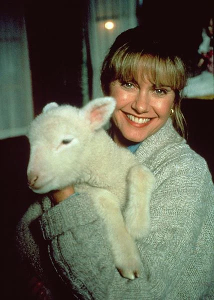 W 1954 roku Olivia wyemigrowała z rodziną do Australii, gdyż jej ojciec został profesorem jęz. niemieckiego na uniwersytecie w Melbourne.