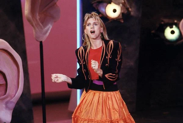 Już jako nastolatka występowała w kafejkach Melbourne. Po powrocie do Anglii w 1974 roku brała udział w konkursie Eurowizji. Następnie wyjechała do Stanów Zjednoczonych, gdzie prowadziła własny program w telewizji ABC.