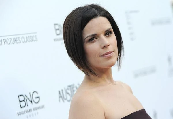 Mimo że aktorska kariera Neve Campbell trwa już ponad dwie dekady, urodzoną w Kanadzie artystkę szeroka publiczność kojarzy głównie z występów w serii horrorów "Krzyk". Z okazji 40. urodzin aktorki przypominamy inne ekranowe wcielenia Neve Campbell - fot. Angela Weiss