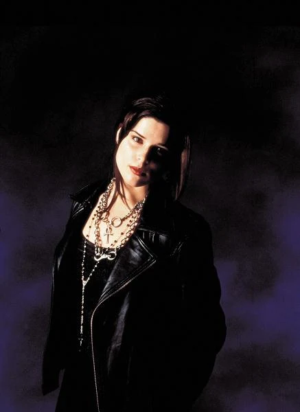 "Szkoła czarownic" (1996) w reżyserii  Andrew Fleminga była pierwszą kinową rolą Neve Campbell. Aktorka zagrała w nim uczennicę szkoły w Los Angeles, która wspólnie z koleżankami przejawia zainteresowanie czarną magią i z tego powodu nazywane są "czarownicami z Eastwick" - fot. Columbia Pictures