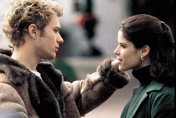 W dramacie "54" (1998), będącym opowieścią o ostatnich miesiącach "z życia" kultowego nocnego klubu, Campbell partnerował na ekranie Ryan Phillippe. Mimo powodzenia wśród publiczności, film nie zyskał uznania w oczach krytyków, otrzymując dwie nominację do Złotych Malin. Na obronę Neve Campbell - pierwsza powędrowała do Ryana Philippe'a, kolejna przypadła drugoplanowej aktorce Ellen Albertini Dow.