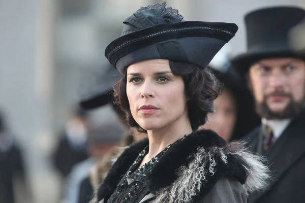 Neve Campbell pojawia się również w produkcjach telewizyjnych. W 2012 roku zagrała główną rolę w 12-odcinkowym serialu "Titanic: Blood and Steel". Niestety, produkcja nie odniosła sukcesu - fot. Everett Collection