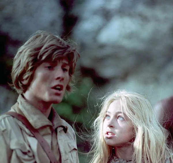 Napisane na początku XX wieku "W pustyni i w puszczy" to jedna z najpoczytniejszych powieści Henryka Sienkiewicza, polskiego noblisty, autora m.in. "Quo Vadis" oraz słynnej "Trylogii". W 1973 roku Władysław Ślesicki zrealizował na podstawie książki film i serial, które dziś uznawane są za jedne z najpopularniejszych polskich produkcji filmowych wszech czasów.