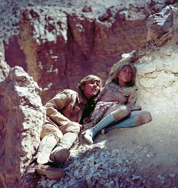 W rolach głównych w filmie i serialu wystąpili wyłonieni w drodze castingu: Tomasz Mędrzak (obecnie dyrektor warszawskiego Teatru Ochota) oraz Monika Rosca, wtedy uczennica szkoły muzycznej a obecnie wykładowca stołecznej Akademii Muzycznej.